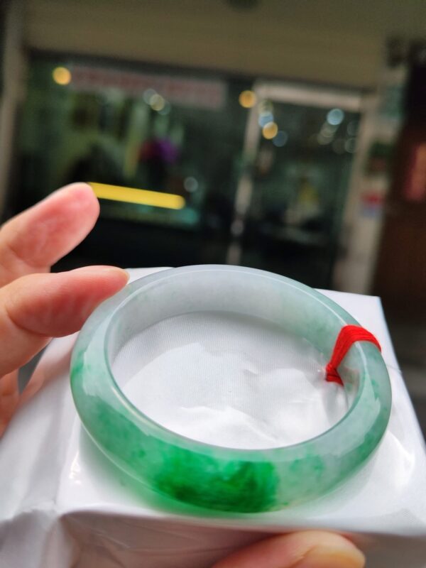 天然緬甸玉A貨
飄綠花｜正圈手鐲
