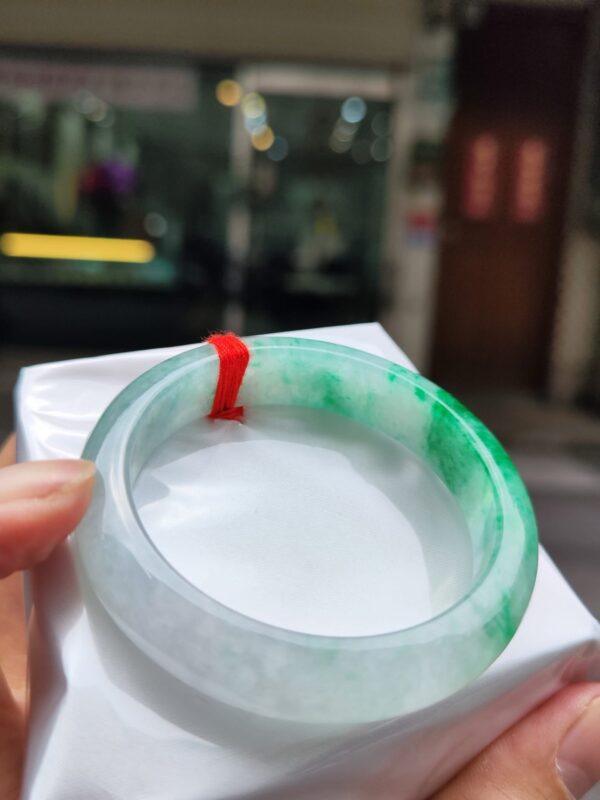 天然緬甸玉A貨
飄綠花｜正圈手鐲