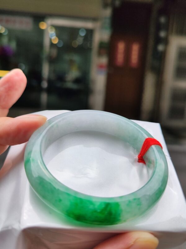 天然緬甸玉A貨
飄綠花｜正圈手鐲