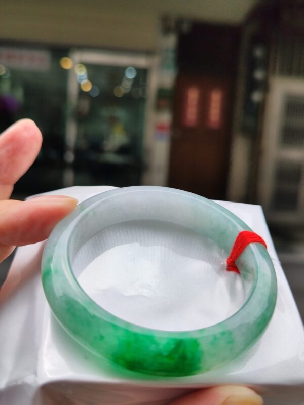 天然緬甸玉A貨
飄綠花｜正圈手鐲