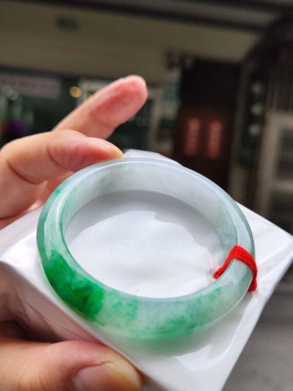 天然緬甸玉A貨
飄綠花｜正圈手鐲