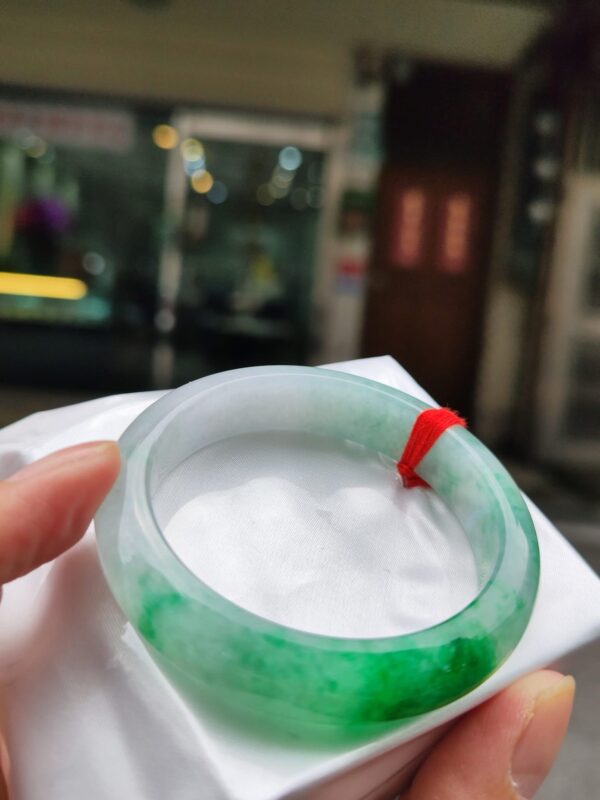 天然緬甸玉A貨
飄綠花｜正圈手鐲