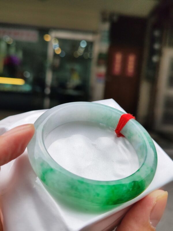 天然緬甸玉A貨
飄綠花｜正圈手鐲