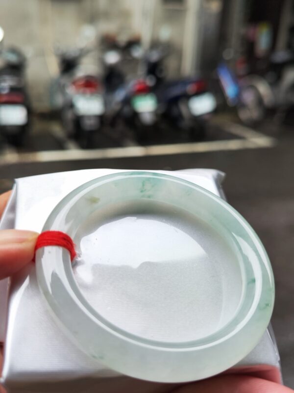 ✨天然緬甸玉A貨 ✨
🔥 冰玻種飄花 正圈圓骨手鐲 🔥
