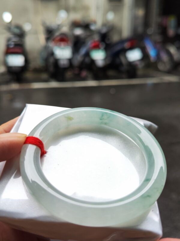 ✨天然緬甸玉A貨 ✨
🔥 冰玻種飄花 正圈圓骨手鐲 🔥