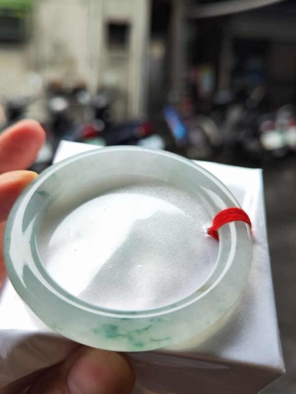 ✨天然緬甸玉A貨 ✨
🔥 冰玻種飄花 正圈圓骨手鐲 🔥