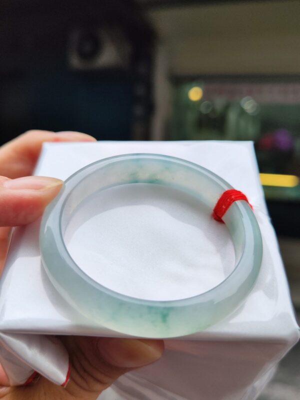 ✨天然緬甸玉A貨 ✨
🔥 冰種芙蓉飄花正圈手鐲 🔥