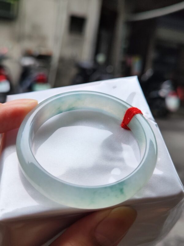 ✨天然緬甸玉A貨 ✨
🔥 冰種芙蓉飄花正圈手鐲 🔥