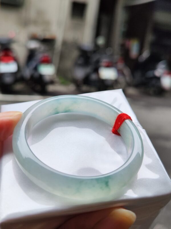 ✨天然緬甸玉A貨 ✨
🔥 冰種芙蓉飄花正圈手鐲 🔥