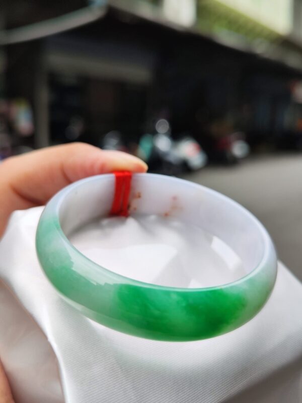 ✨天然緬甸玉A貨 ✨
🔥 飄陽綠正圈寬版手鐲 🔥