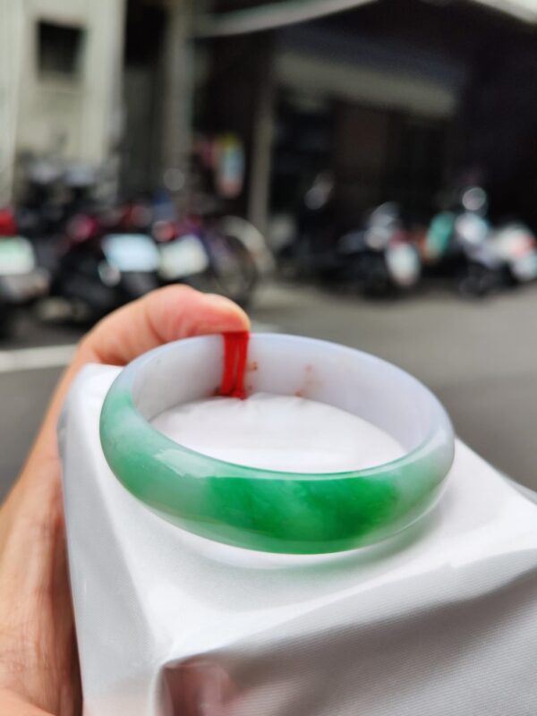 ✨天然緬甸玉A貨 ✨
🔥 飄陽綠正圈寬版手鐲 🔥