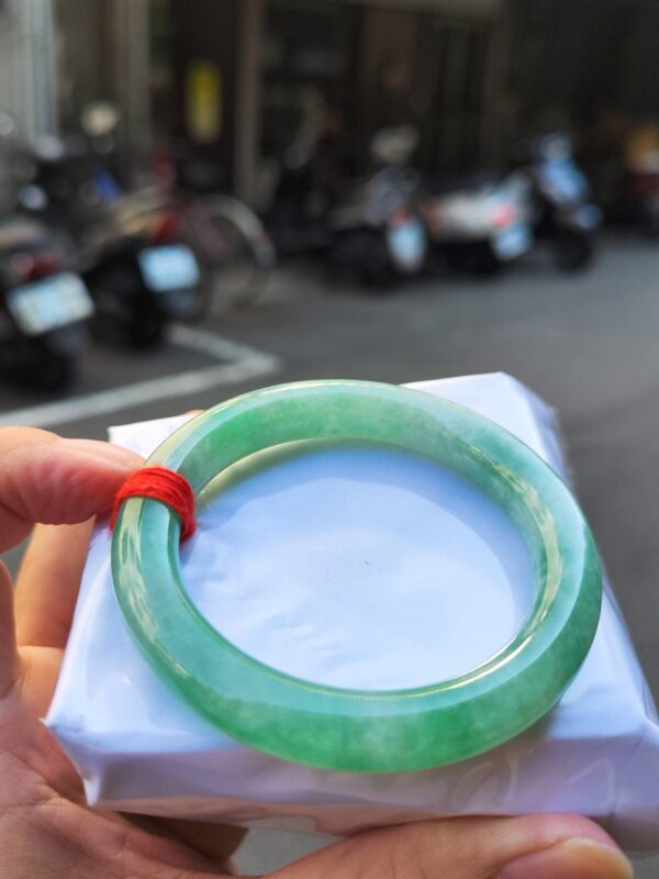 ✨天然緬甸玉A貨 ✨🔥滿陽綠正圈圓骨手鐲 🔥