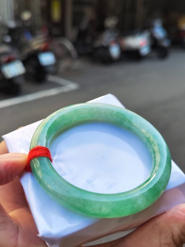 ✨天然緬甸玉A貨 ✨🔥滿陽綠正圈圓骨手鐲 🔥