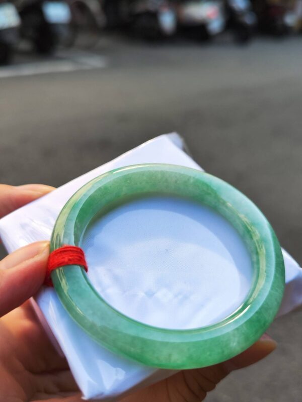 ✨天然緬甸玉A貨 ✨🔥滿陽綠正圈圓骨手鐲 🔥