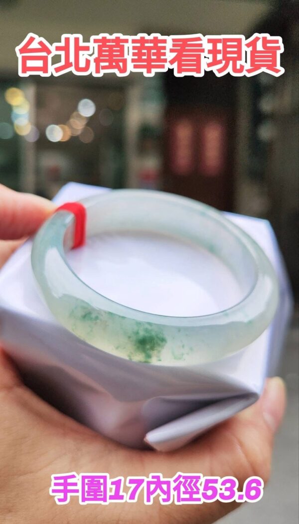 ✨ 木拿場口 頂級放光玻璃種飄綠花 正圈厚庄手鐲

💚 天然緬甸玉A貨