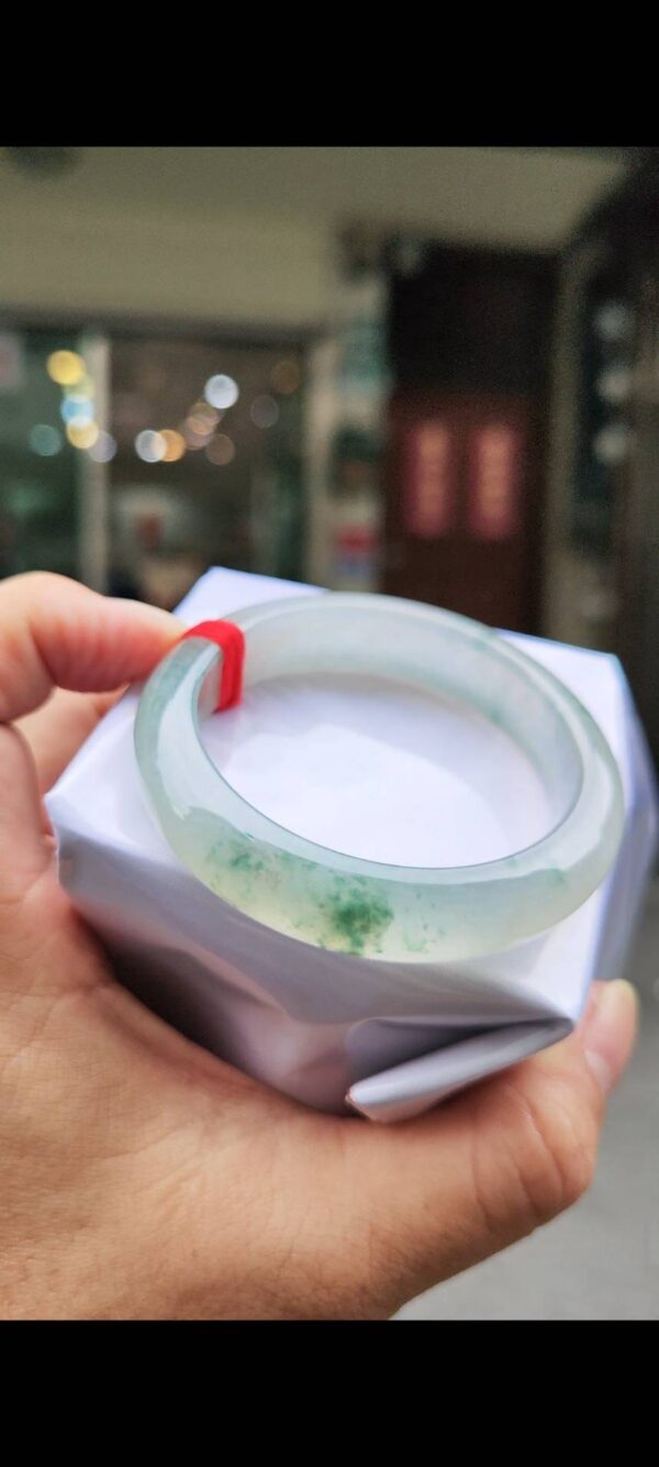 ✨ 木拿場口 頂級放光玻璃種飄綠花 正圈厚庄手鐲

💚 天然緬甸玉A貨