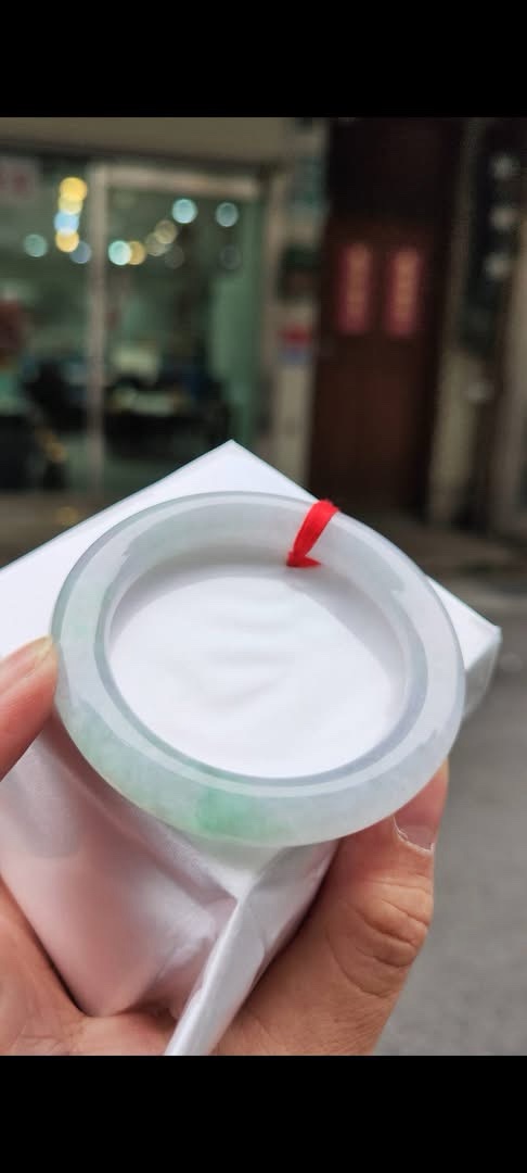 ✨   冰種圓骨飄綠花 正圈手鐲                            💚 天然緬甸玉A貨