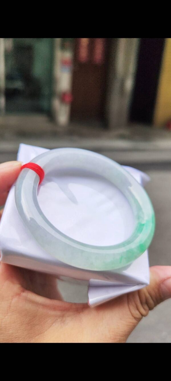 ✨   冰種圓骨飄陽綠 正圈手鐲

💚 天然緬甸玉A貨