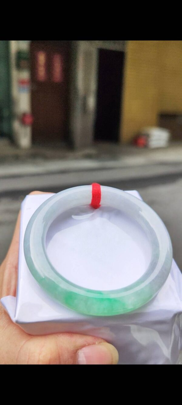 ✨   冰種圓骨飄陽綠 正圈手鐲

💚 天然緬甸玉A貨