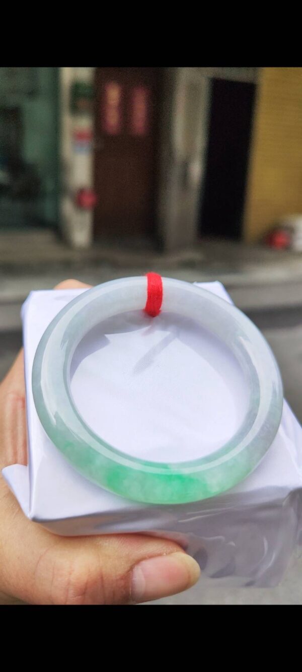 ✨   冰種圓骨飄陽綠 正圈手鐲

💚 天然緬甸玉A貨