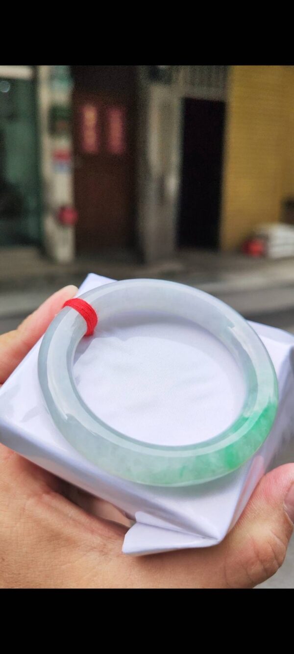 ✨   冰種圓骨飄陽綠 正圈手鐲

💚 天然緬甸玉A貨