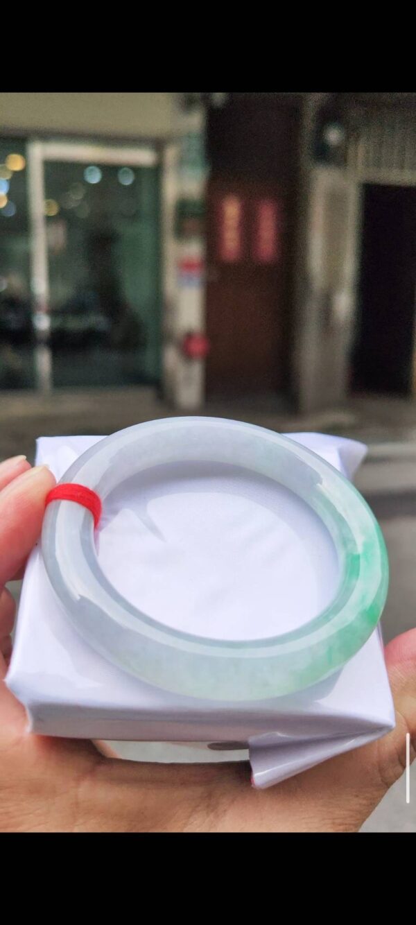 ✨   冰種圓骨飄陽綠 正圈手鐲

💚 天然緬甸玉A貨