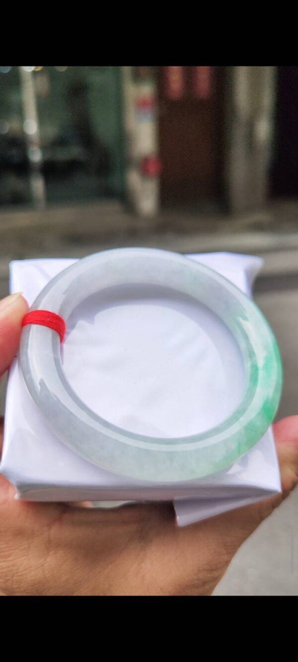 ✨   冰種圓骨飄陽綠 正圈手鐲

💚 天然緬甸玉A貨