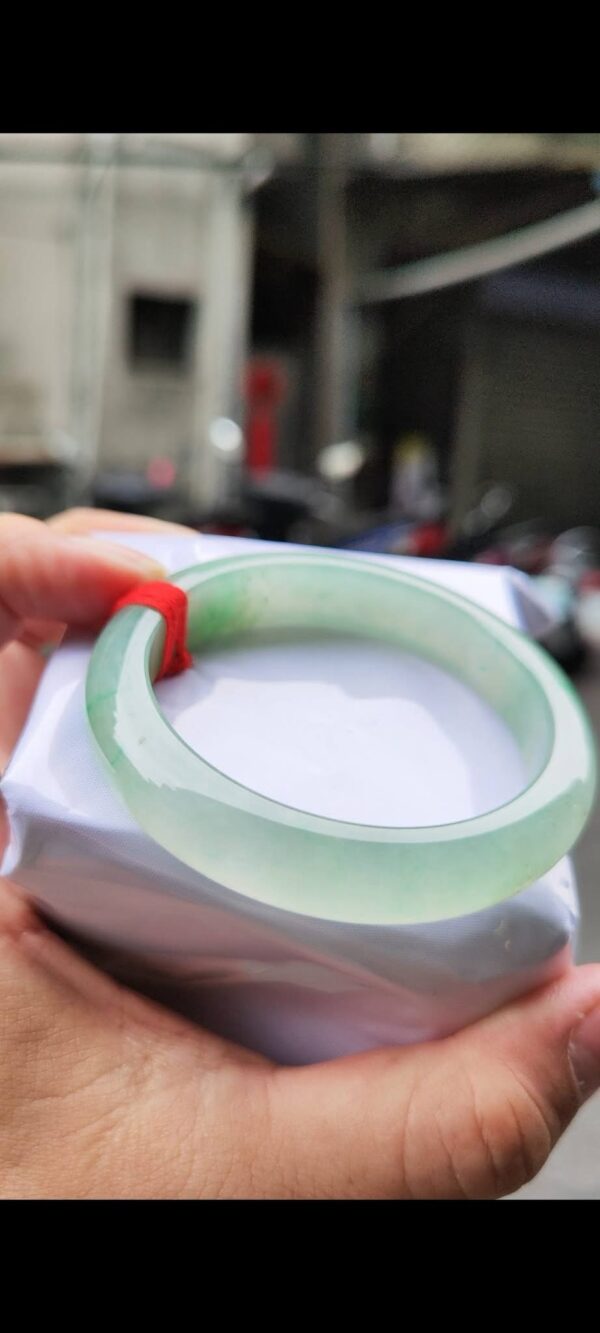 ✨  蘋果綠放光玻璃種 正圈手鐲

💚 天然緬甸玉A貨