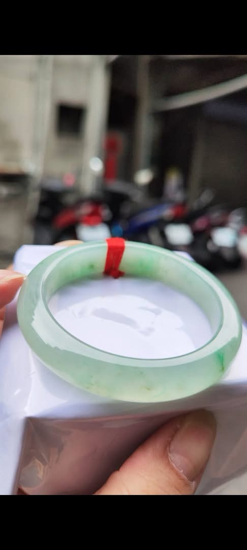 ✨  蘋果綠放光玻璃種 正圈手鐲

💚 天然緬甸玉A貨