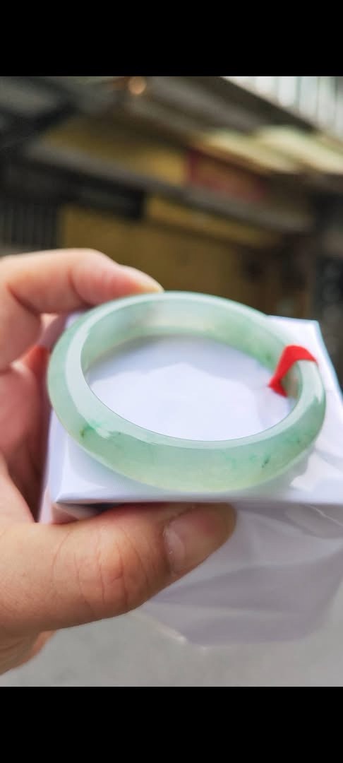 ✨  蘋果綠放光玻璃種 正圈手鐲

💚 天然緬甸玉A貨