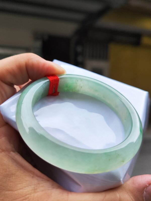 ✨  蘋果綠放光玻璃種 正圈手鐲

💚 天然緬甸玉A貨