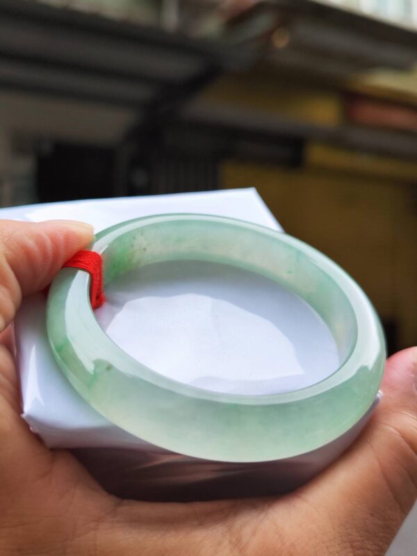 ✨  蘋果綠放光玻璃種 正圈手鐲

💚 天然緬甸玉A貨