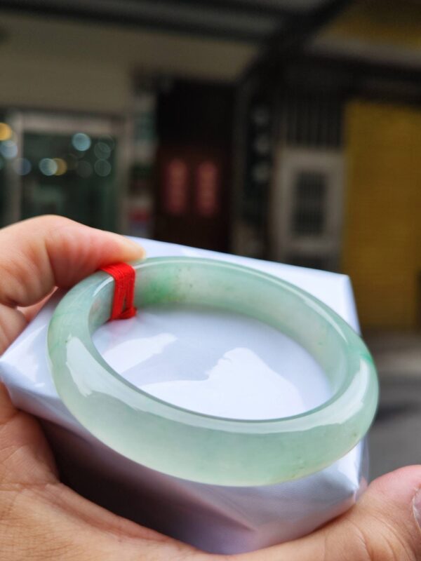 ✨  蘋果綠放光玻璃種 正圈手鐲

💚 天然緬甸玉A貨