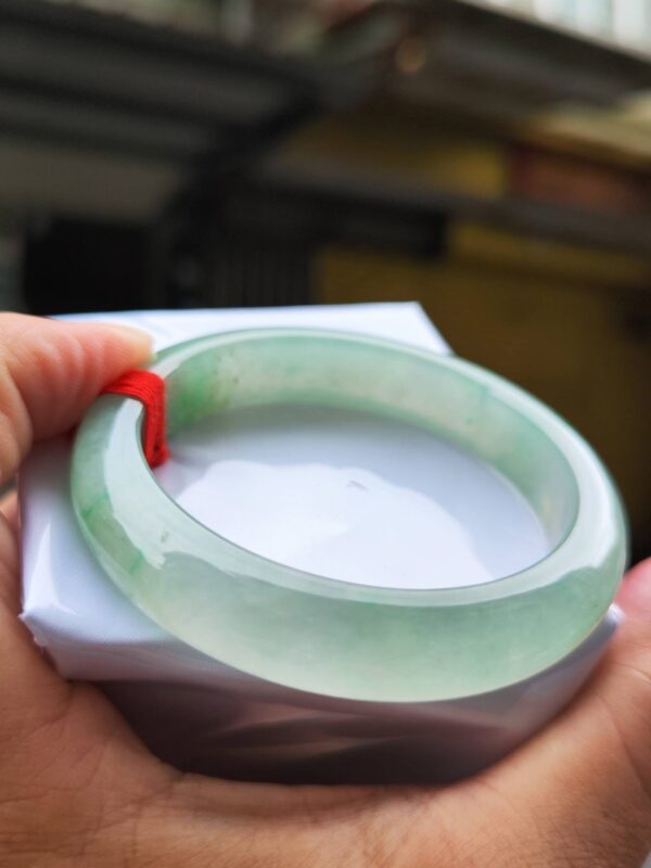 ✨  蘋果綠放光玻璃種 正圈手鐲

💚 天然緬甸玉A貨