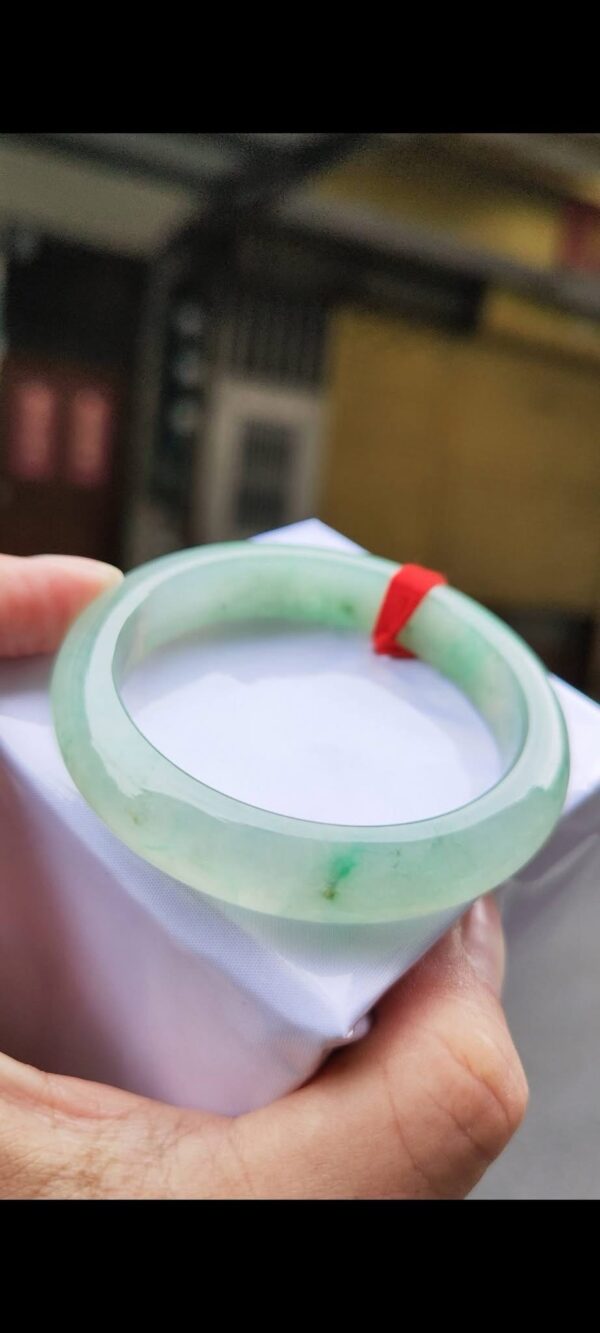 ✨  蘋果綠放光玻璃種 正圈手鐲

💚 天然緬甸玉A貨