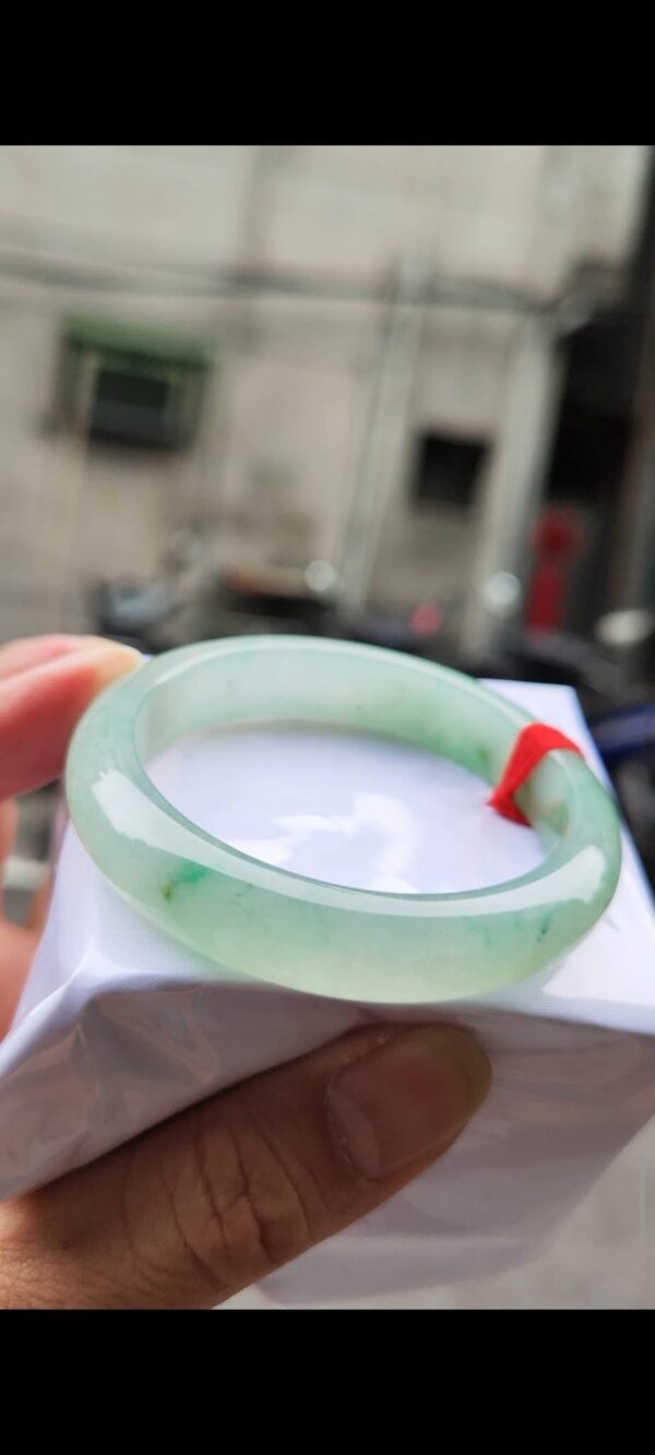 ✨  蘋果綠放光玻璃種 正圈手鐲

💚 天然緬甸玉A貨