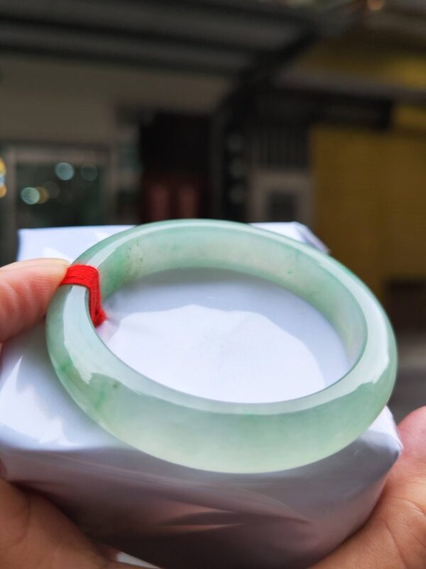 ✨  蘋果綠放光玻璃種 正圈手鐲

💚 天然緬甸玉A貨