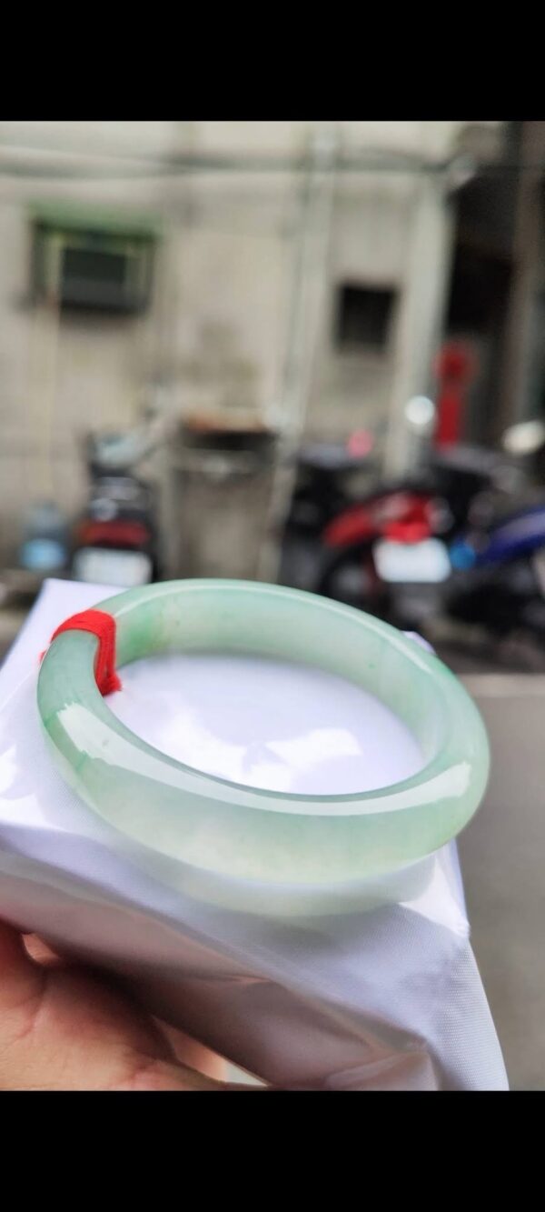 ✨  蘋果綠放光玻璃種 正圈手鐲

💚 天然緬甸玉A貨