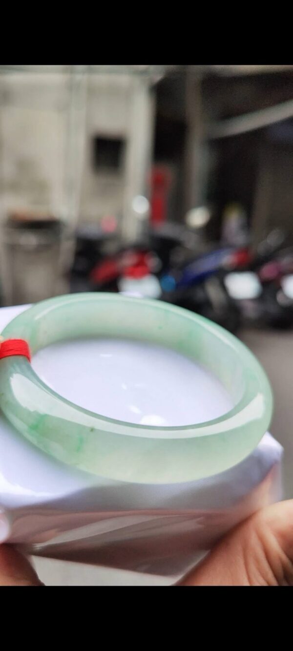 ✨  蘋果綠放光玻璃種 正圈手鐲

💚 天然緬甸玉A貨