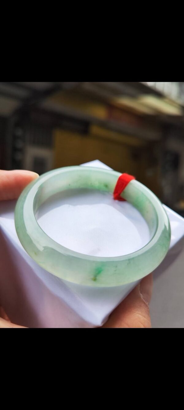 ✨  蘋果綠放光玻璃種 正圈手鐲

💚 天然緬甸玉A貨