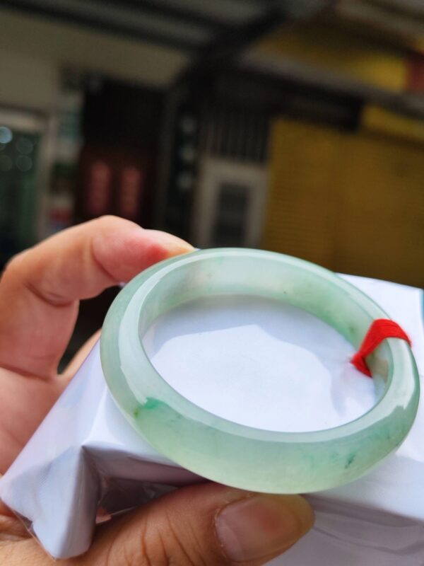 ✨  蘋果綠放光玻璃種 正圈手鐲

💚 天然緬甸玉A貨