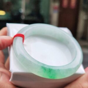 ✨   冰種飄陽綠 正圈厚庄手鐲

💚 天然緬甸玉A貨