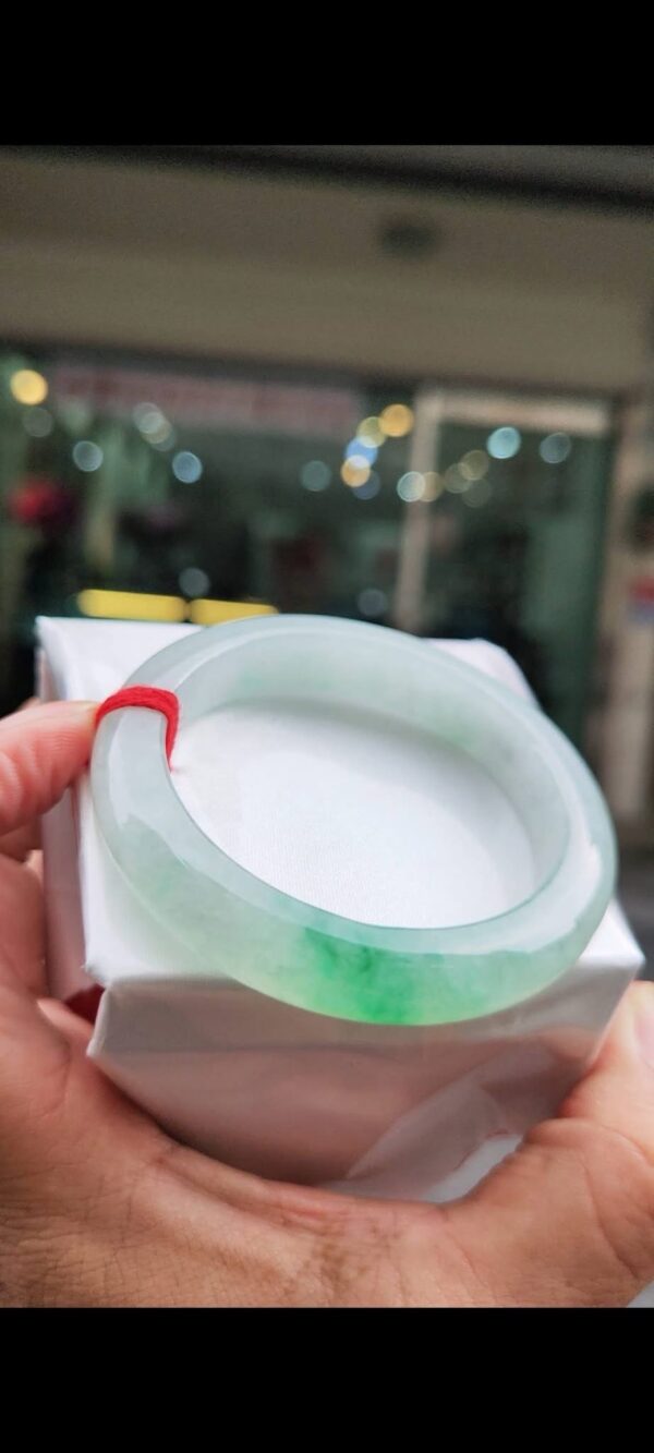 ✨   冰種飄陽綠 正圈厚庄手鐲

💚 天然緬甸玉A貨