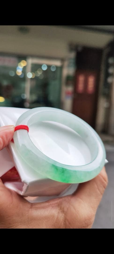 ✨   冰種飄陽綠 正圈厚庄手鐲

💚 天然緬甸玉A貨