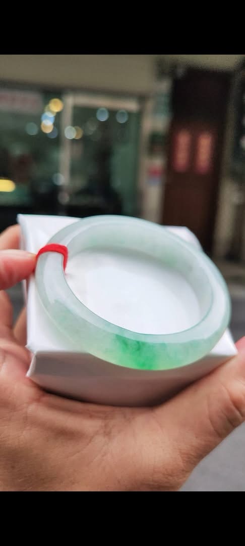 ✨   冰種飄陽綠 正圈厚庄手鐲

💚 天然緬甸玉A貨