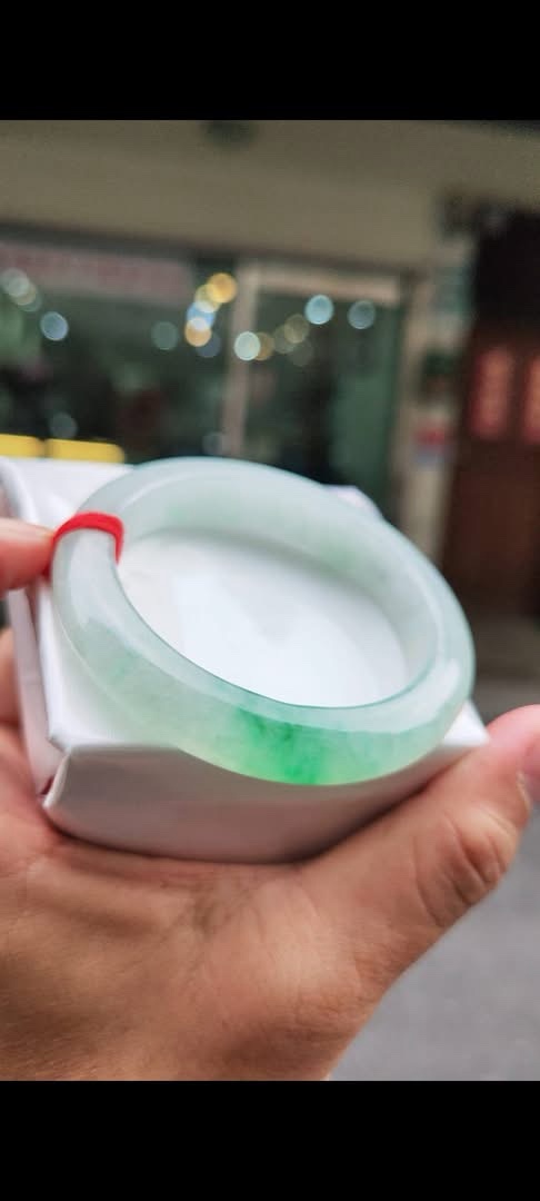 ✨   冰種飄陽綠 正圈厚庄手鐲

💚 天然緬甸玉A貨