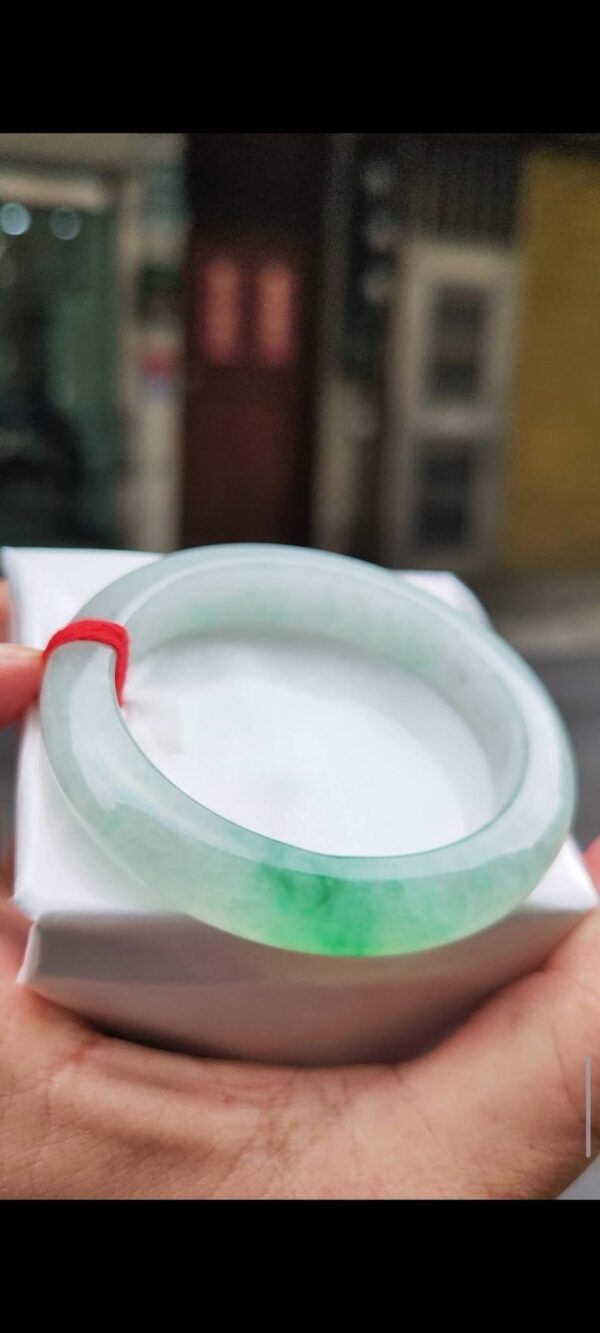 ✨   冰種飄陽綠 正圈厚庄手鐲

💚 天然緬甸玉A貨