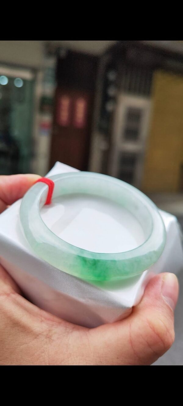 ✨   冰種飄陽綠 正圈厚庄手鐲

💚 天然緬甸玉A貨