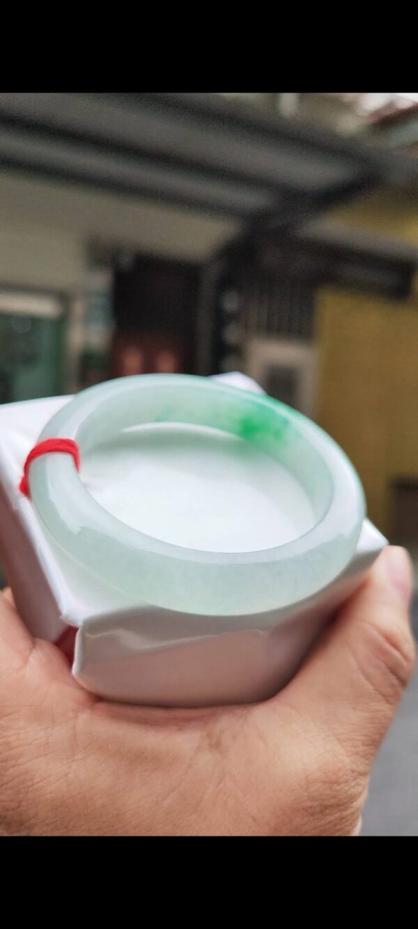 ✨   冰種飄陽綠 正圈厚庄手鐲

💚 天然緬甸玉A貨