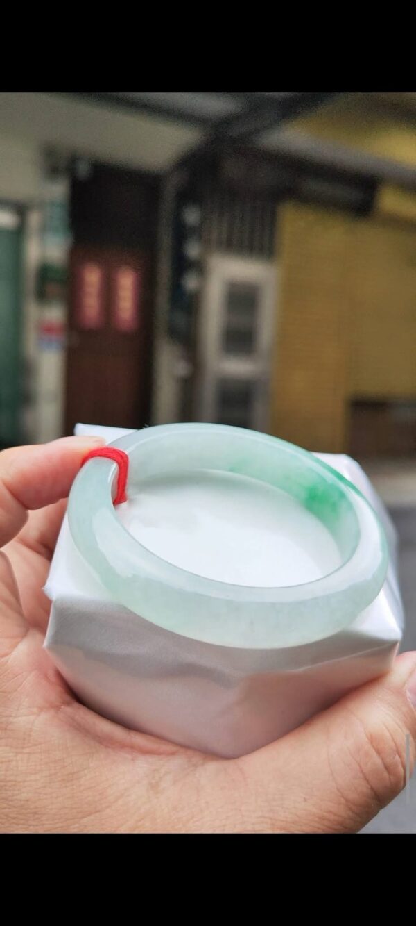 ✨   冰種飄陽綠 正圈厚庄手鐲

💚 天然緬甸玉A貨